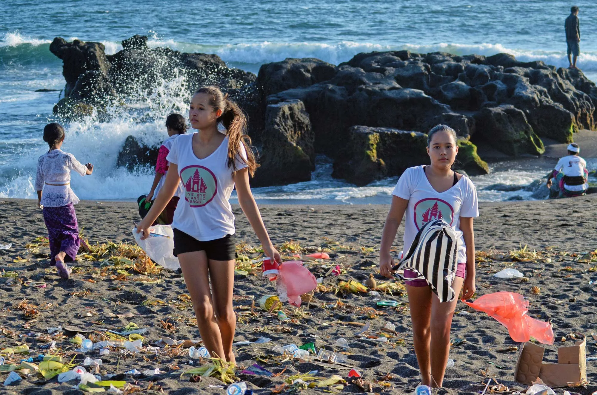 melati wijsen during a beach cleanup on bali