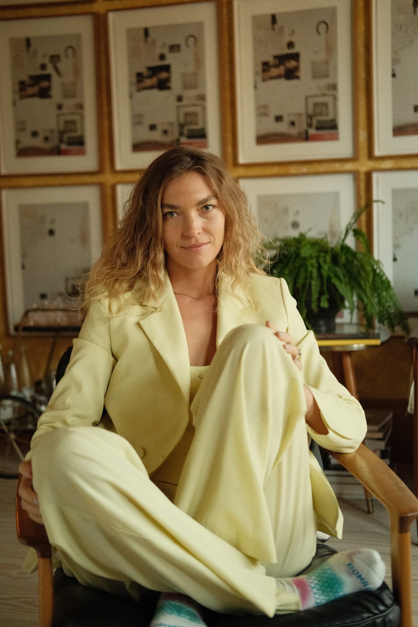 Arizona Muse sitting in a chair