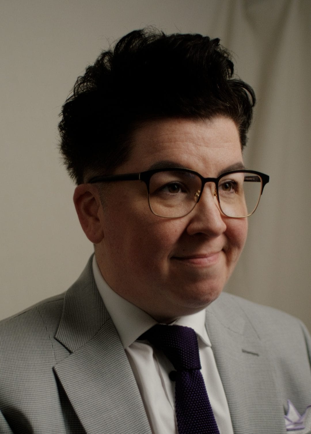 closeup of v spehar of under the desk news